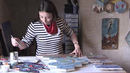 Kapadokya'ya özgü kayaçlara peri kızlarını resmediyor