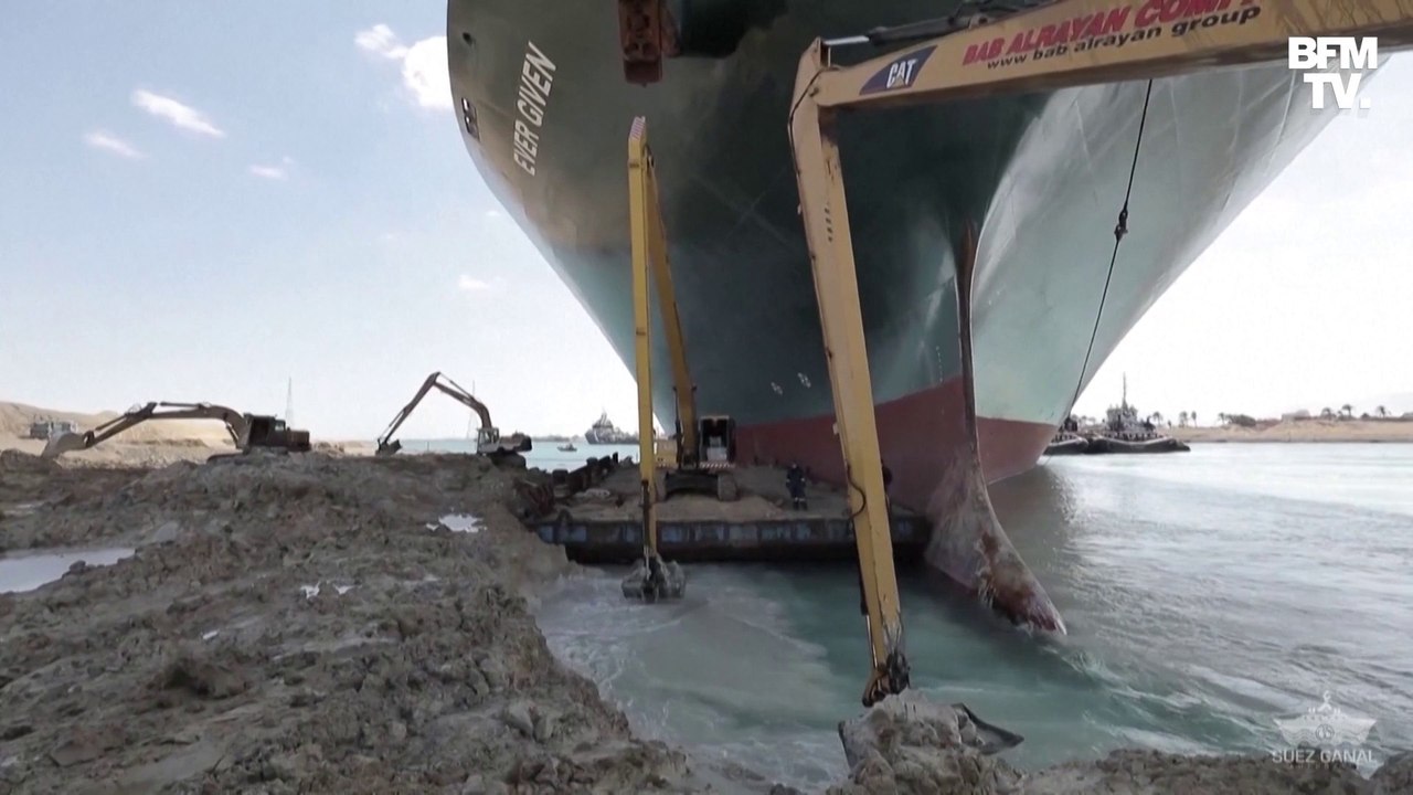 Canal de Suez bloqué: le porte-conteneurs quasiment remis dans la bonne direction