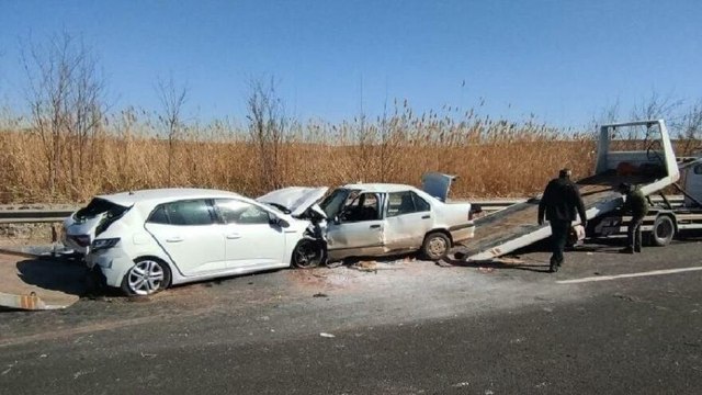 Otomobiller kafa kafaya çarpıştı: 6 yaralı