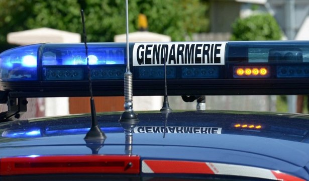 Des gendarmes interviennent sur un accident de la route et se font voler leur camion