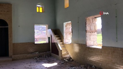 İzmir depreminde zarar gören camiinin yıkımına başlandı