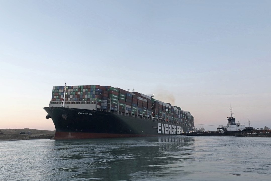 Containerschiff Ever Given im Suezkanal freigelegt