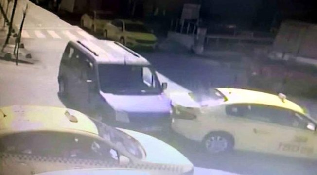 Taksi durağına dalan hafif ticari araç ortalığı birbirine kattı