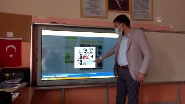 Türk ve yabancı ilkokul öğrencileri origami sanatı ile matematik eğitimi aldı