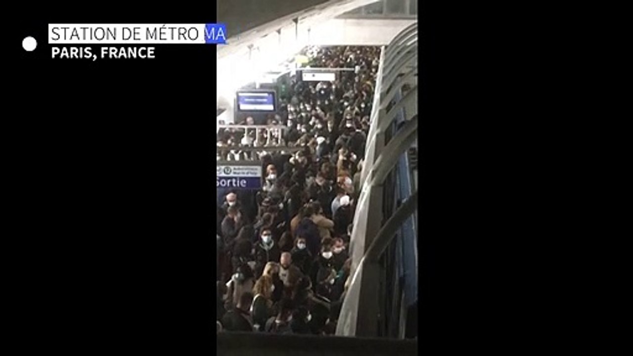 Paris: images de quais de métro bondés suite à une "panne mécanique" sur la ligne 14