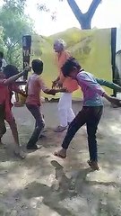 होली के अवसर पर थिरकते बच्चे