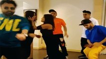 Tony Kakkar और Neha Kakkar ने family के साथ होली पर किया Funny Dance | FilmiBeat
