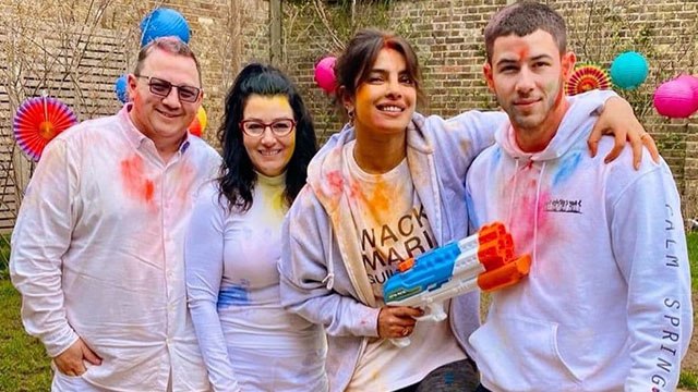 Priyanka Chopra -Nick ने लंदन में मनाई परिवार संग होली, सास-ससुर पर चढ़ा रंग | FilmiBeat