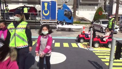 Jandarmadan çocuklara simülasyonlu trafik eğitimi