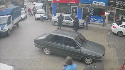 Gördüğü araçlara girip oturdu, yarı çıplak madde bağımlısı genci görenler büyük şaşkınlık yaşadı