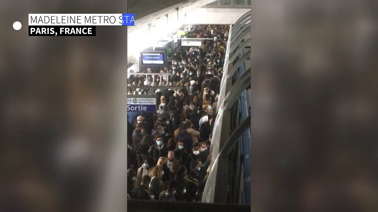 Paris metro station overcrowded following 'mechanical failure'