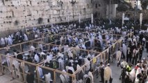 Miles de judíos acuden al Muro de las Lamentaciones por Bendición Sacerdotal
