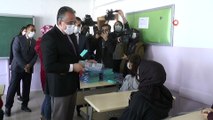 Belediye Başkanı Savran, mezun olduğu okulda öğrencilere deneme sınav seti dağıttı