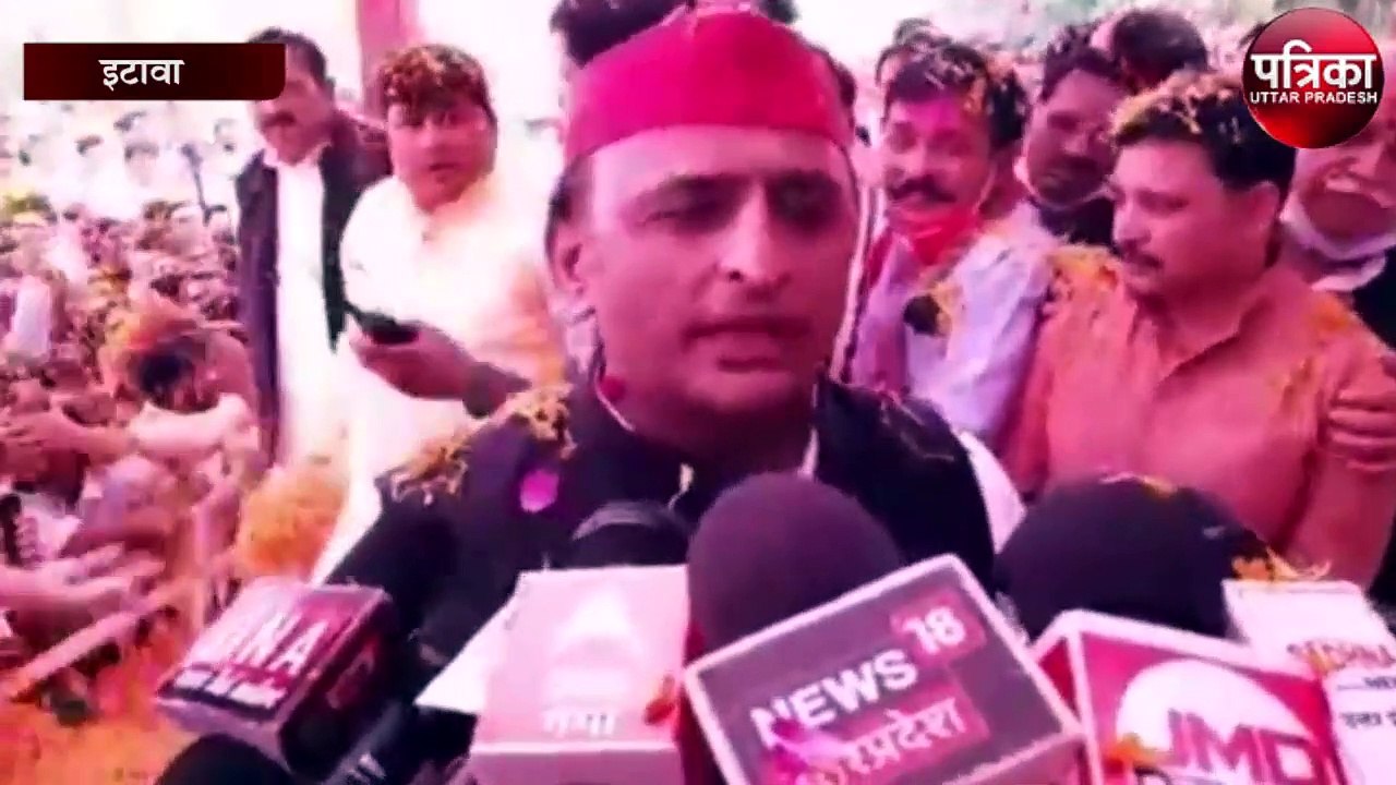 सपा प्रमुख अखिलेश यादव ने खेली होली और योगी सरकार को लेकर बोले