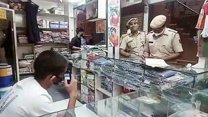 पुलिस ने दुकान पर बैठे लोगों के काटे चालान, बाजार में मचा हड़कंप