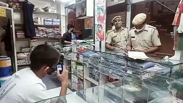 पुलिस ने दुकान पर बैठे लोगों के काटे चालान, बाजार में मचा हड़कंप