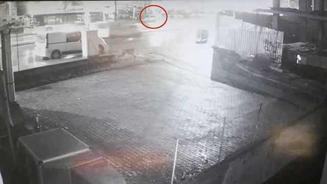 Kamyonetin çarptığı kadının havaya savrulduğu kaza anı kamerada