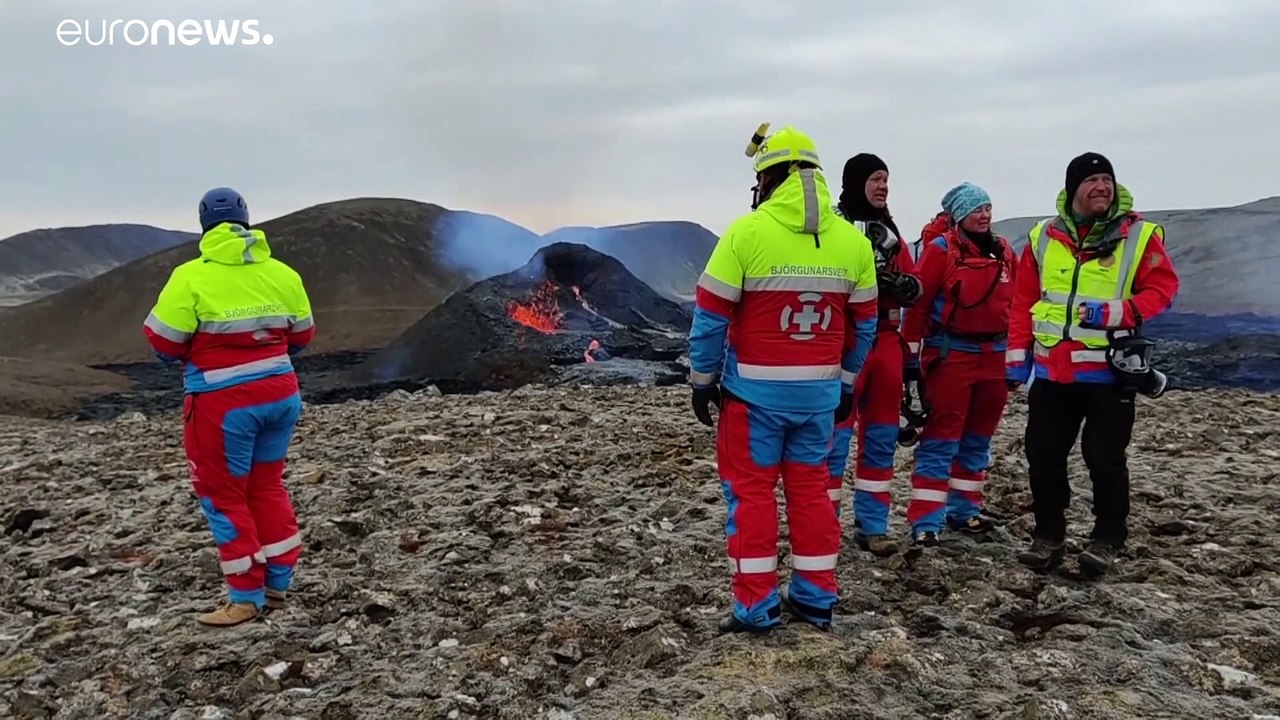 Vulkanausbruch auf Island reißt die Erde auf