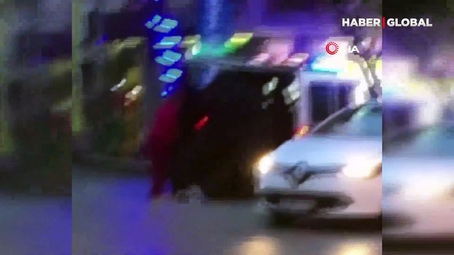 Gözaltına alınırken 'sen kimsin ulan' diyerek polisin bacak arasına tekme attı