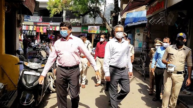 कमिश्नर संदीप यादव और एडीजी योगेश देशमुख ने मास्क और सैनिटाइजर का वितरण किया