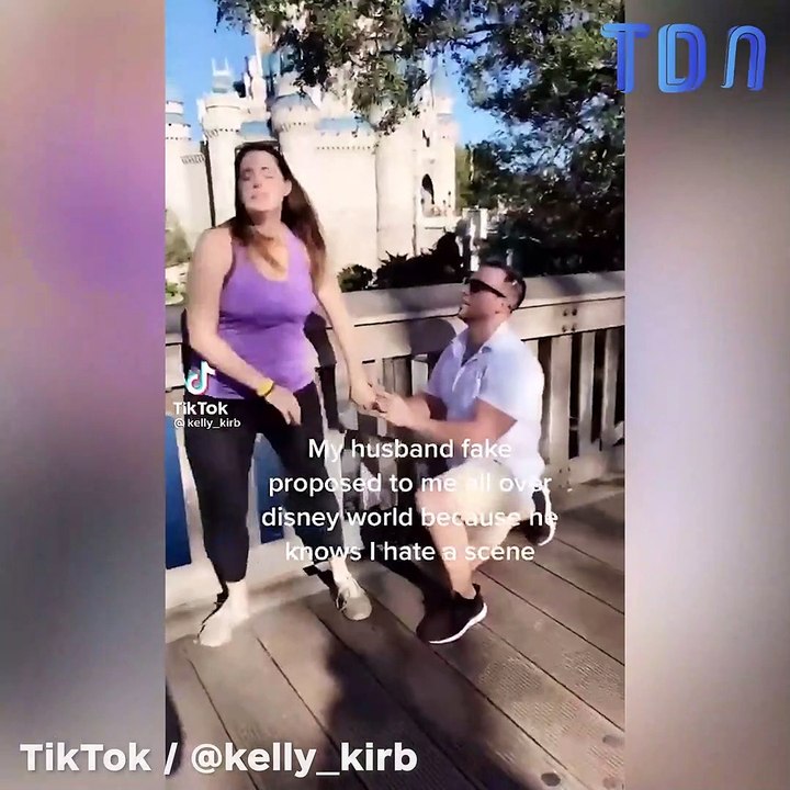 Il fait semblant de la demander en mariage à Disney World car il sait qu'elle déteste ça !