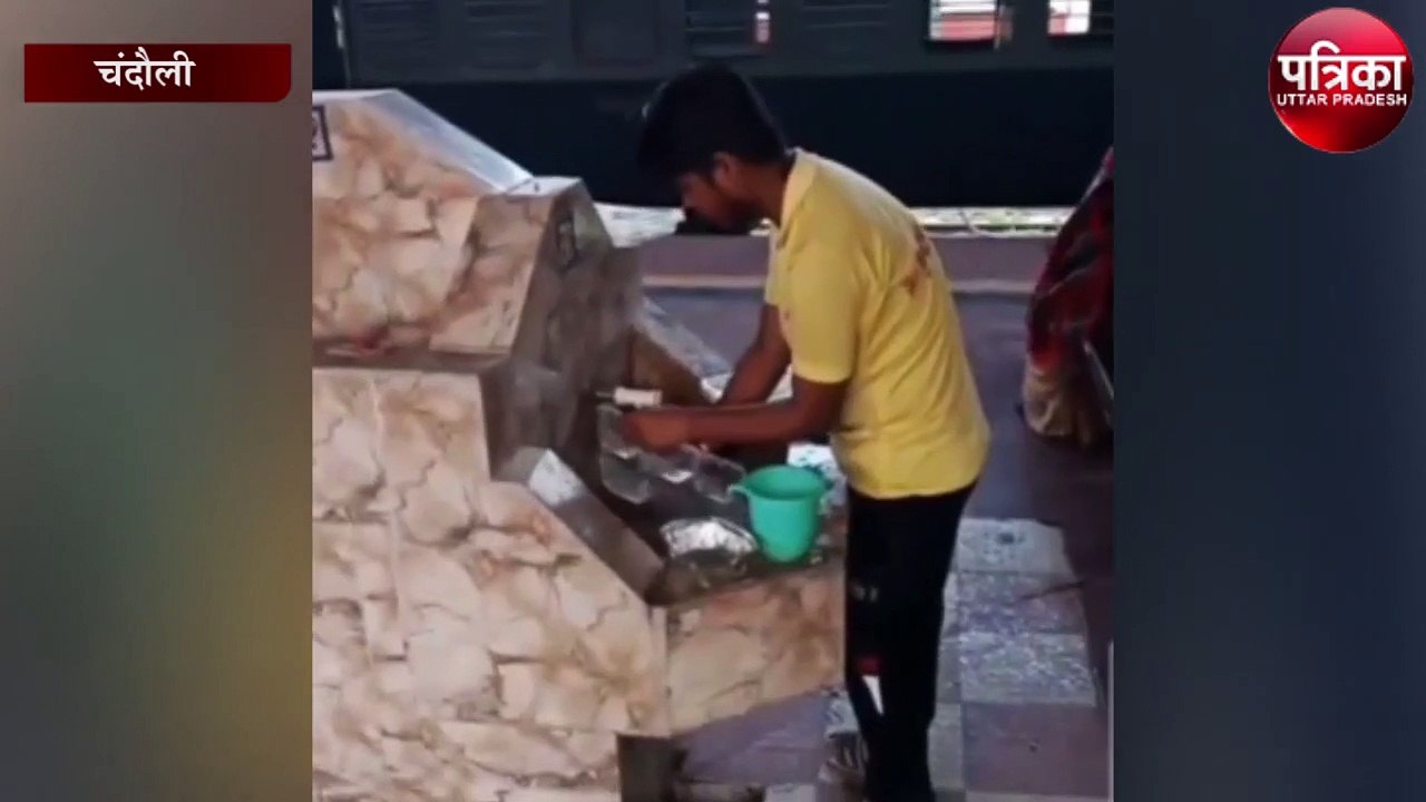 रेलवे स्टेशन के स्टॉल पर झूठी प्लेट धोकर परेसाते थे भोजन, वेंडर का वायरल वीडियो