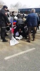Migros çalışanlarından Tuncay Özilhan'ın evinin önünde protesto!