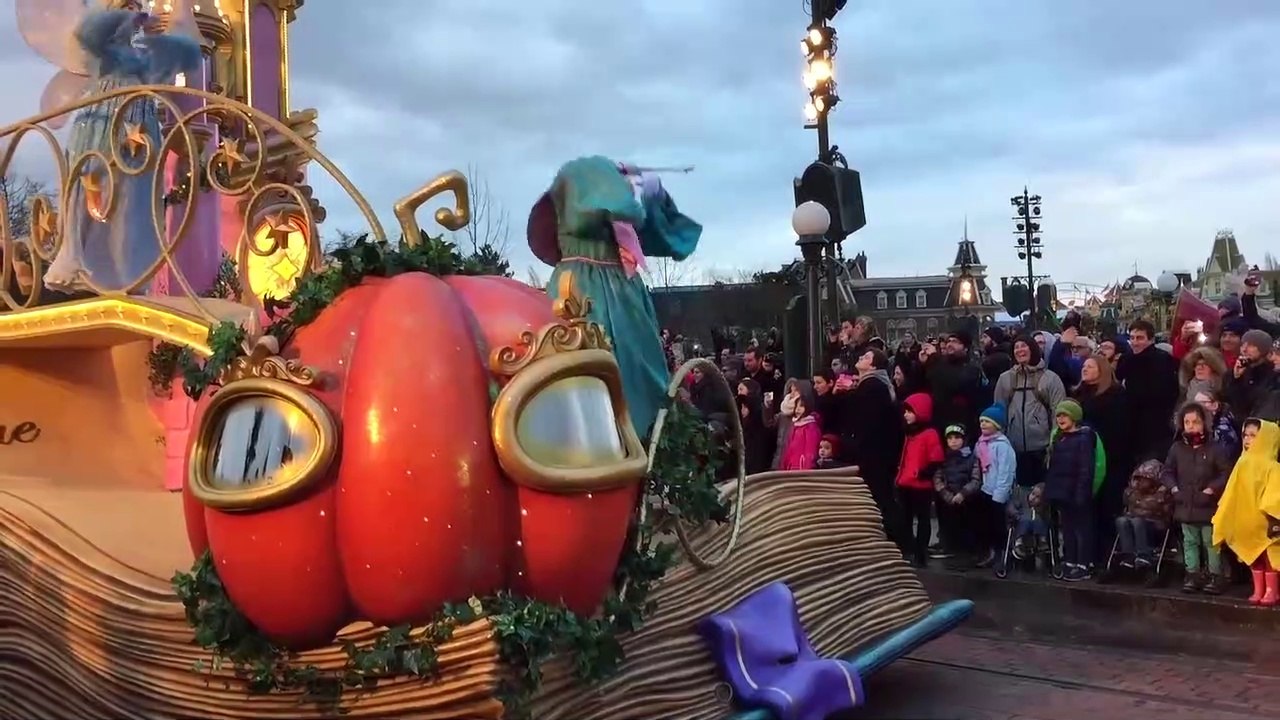 Disneyland Paris : Daytime full show of Disney Magic on Parade