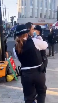 Ces 2 policières ont un beaucoup de mal à arrêter un individu dans la rue !