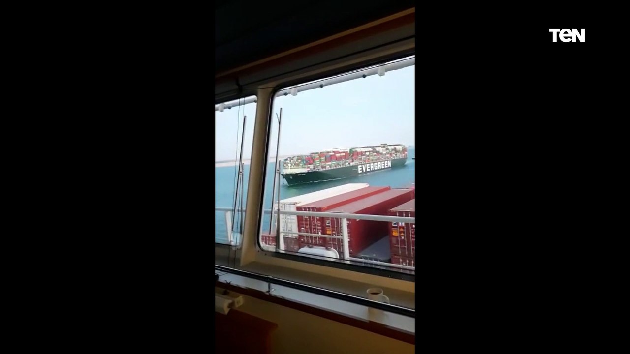 أول فيديو من داخل غرفة التحكم بإحدى القاطرات التي ساهمت في تعويم السفينة الجانحة بقناة السويس