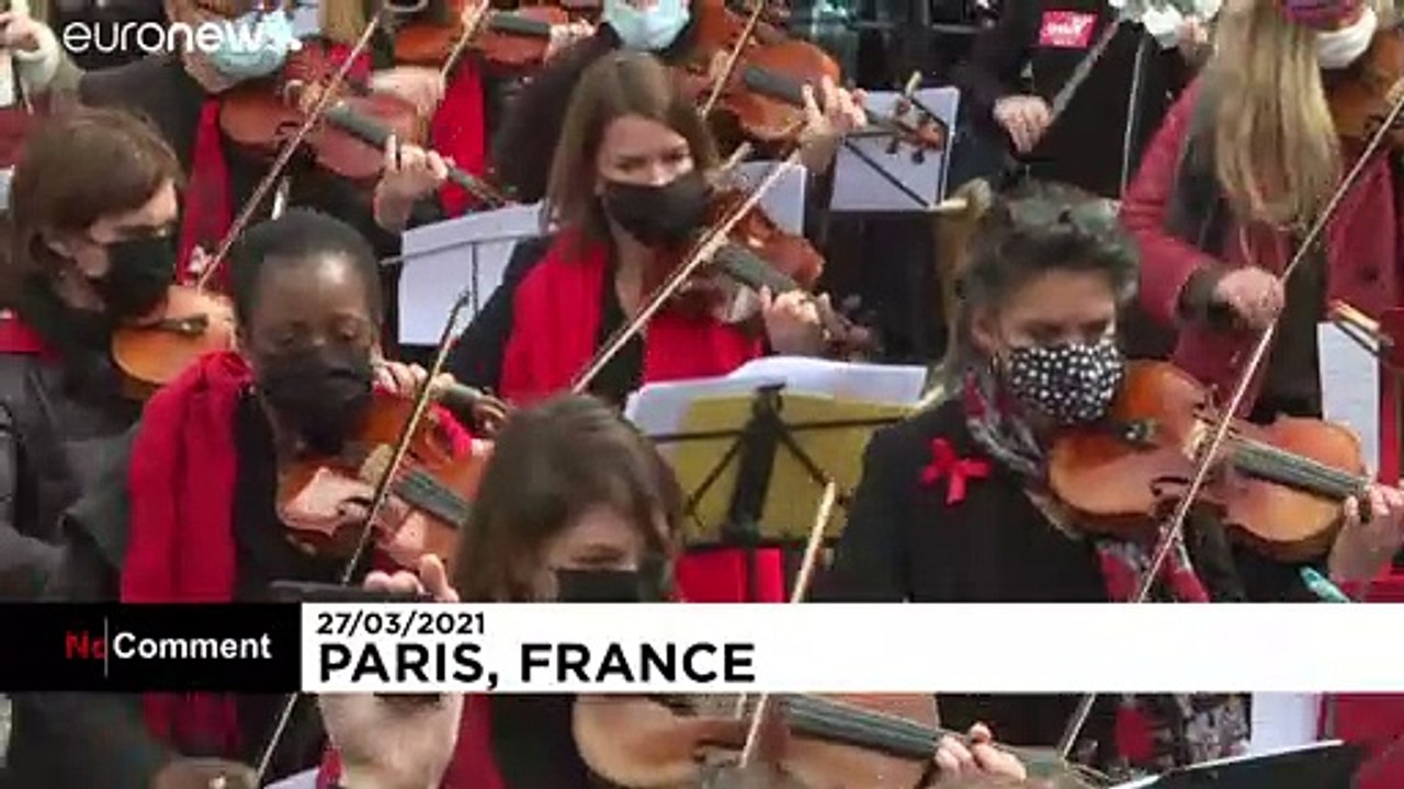 Paris musicians put on concert in front of occupied Odéon Theatre