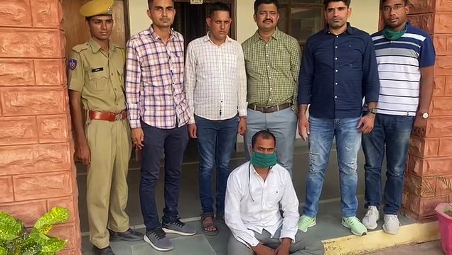 फार्म हाउस में छुपे इनामी आरोपी को पीछा कर दबोचा