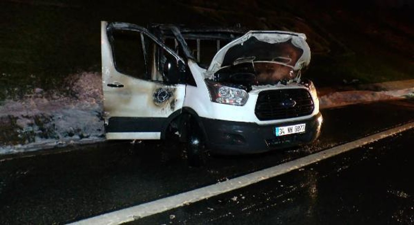 Son dakika haberi: KAVACIK TEM OTOYOLU'NDA KAMYONET ALEV ALEV YANDI