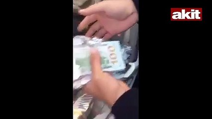 Gözaltına alınan FETÖ'cünün arabasından tomar tomar dolar çıktı