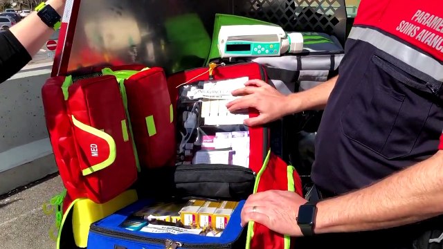 Deux paramédics en soins avancés présentent ce qui se trouve dans leur ambulance