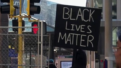 Megkezdődött a George Floyd meggyilkolásával gyanúsított volt minneapolisi rendőr ügyének tárgyalása