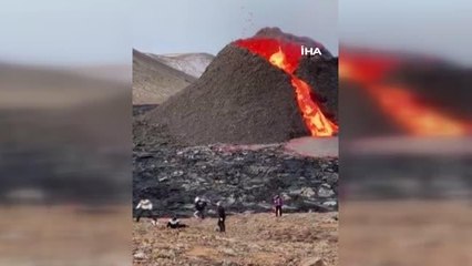 Download Video: İzlanda'da patlayan volkanın önünde voleybol maçı