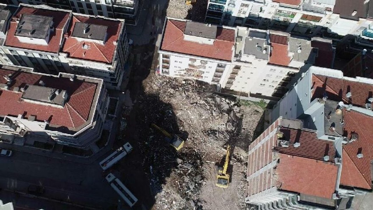 Ağır hasarlı bina yıkım esnasında çöktü, hasar gören yandaki bina mühürlendi