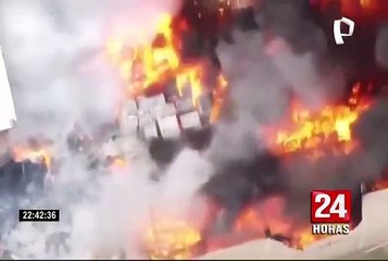 Gigantesco incendio arrasa con fábrica en Comas