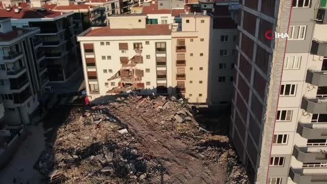 Ağır hasarlı bina yıkım esnasında çöktü: Hasar gören yandaki bina mühürlendi