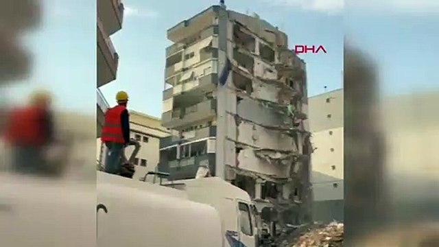 Ağır hasarlı bina yandaki binanın üzerine çöktü