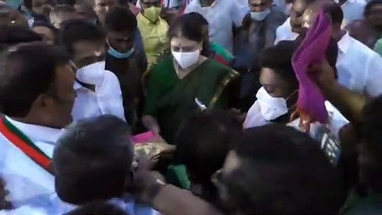 மதுரை மீனாட்சியை தரிசித்த சசிகலா... 3 முதல்வர்களை உருவாக்கிய தியாகத்தலைவி என முழக்கமிட்ட தொண்டர்கள் - வீடியோ