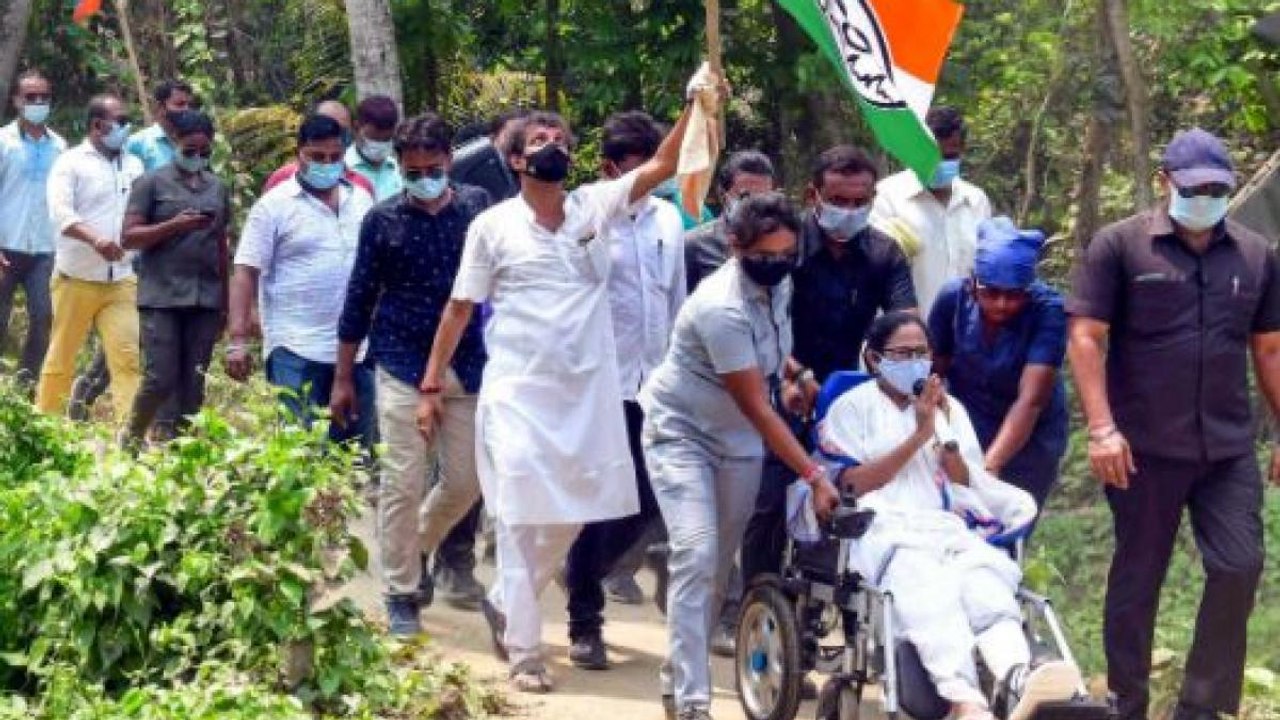 Mamata in wheelchair, leads 'padyatra' in Nandigram