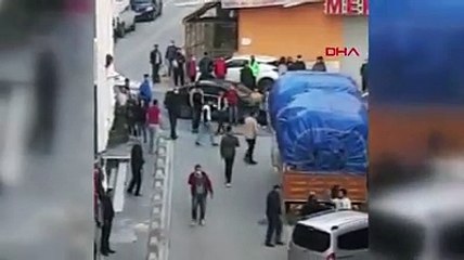 Bir anda ortalık karıştı! İstanbul'da baltalı park kavgası 