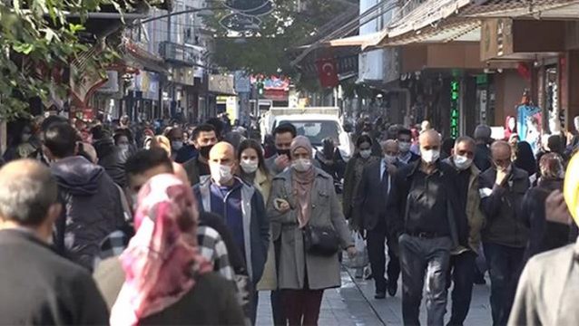 Risk haritasında kırmızıya boyanan ilde halı saha, internet kafe ve hamamlar Valilik kararıyla yeniden açılıyor