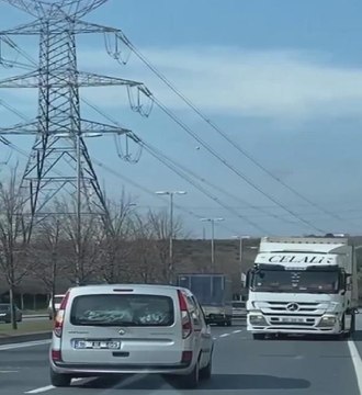 SULTANGAZİ'DE TERS YÖNDE GERİ GİDEN TIR TRAFİĞİ TEHLİKEYE ATTI