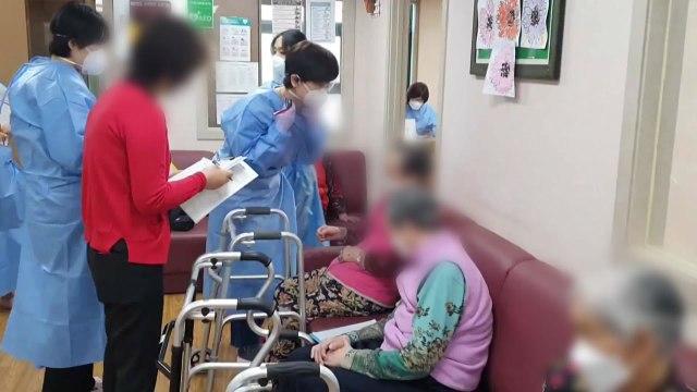 요양시설 65세 이상 AZ백신 방문 접종... 몸 안 좋으면 다음에 맞으세요 / YTN
