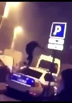 Des policiers portaient secours a une victime de violences