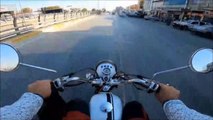 Yamaç paraşütü pilotu, paraşütüne bağladığı motosikletle Pamukkale semalarında uçuş yaptı
