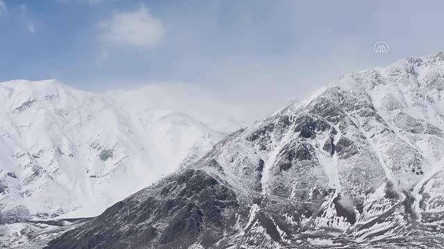 Tunceli'nin bir yanında bahar diğer yanında kara kış yaşanıyor